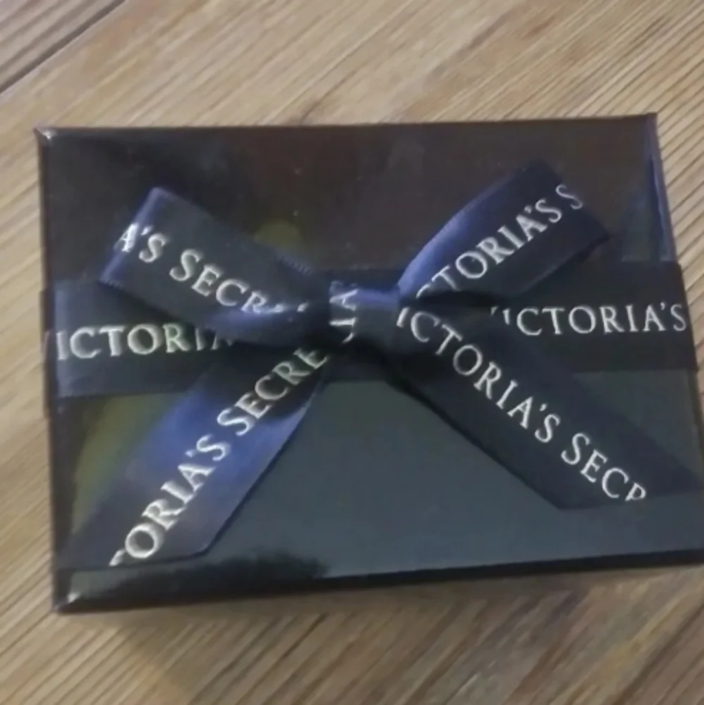 NEW Victoria Secret Gold Tone Cuff Bracelet Limited Edition - Picture 4 of 5